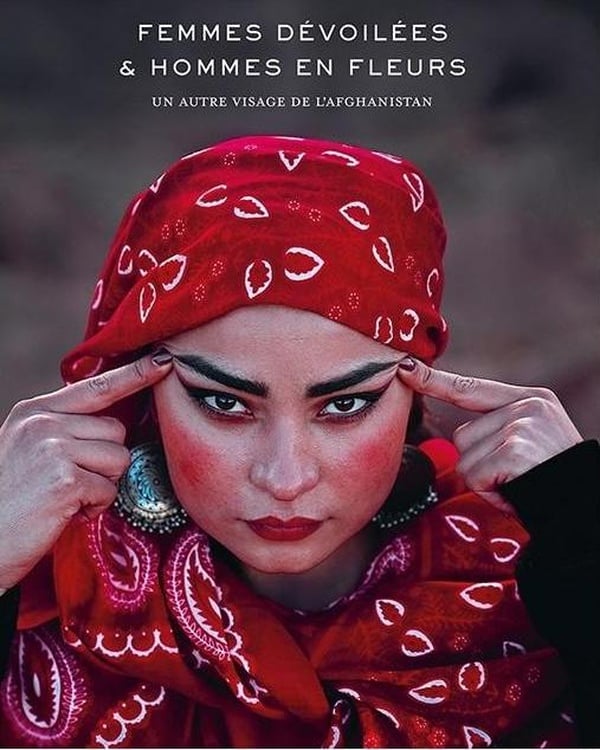 Femmes dévoilées et hommes en fleurs : un autre visage de l'Afghanistan