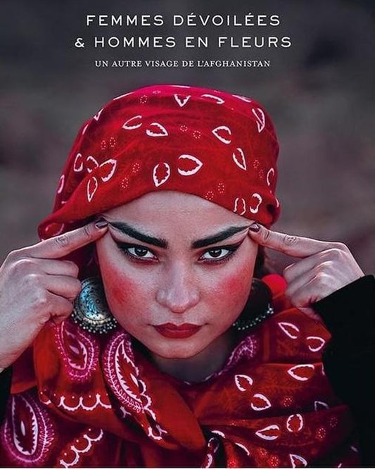 Femmes dévoilées et hommes en fleurs : un autre visage de l'Afghanistan
